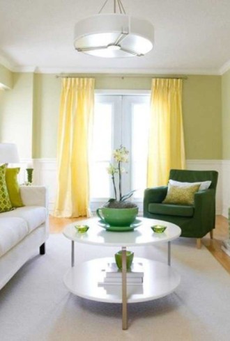 Желтые обои в интерьере гостиной с чем сочетаются (61 фото)