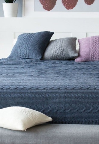 Вязаные подушки на диван (58 фото)