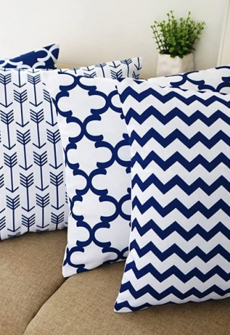Декоративные подушки на синий диван (52 фото)