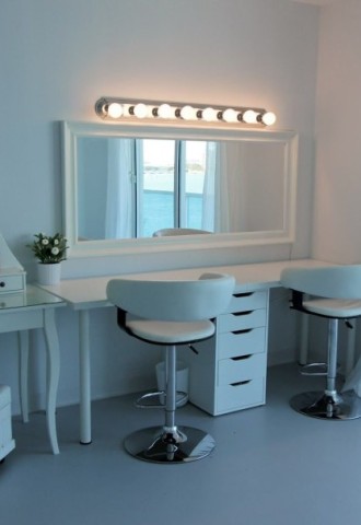 Стол гримерный с зеркалом и подсветкой (73 фото)