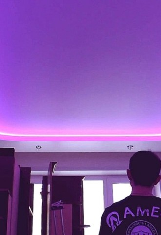 Двухуровневые натяжные потолки с подсветкой в зал (76 фото)