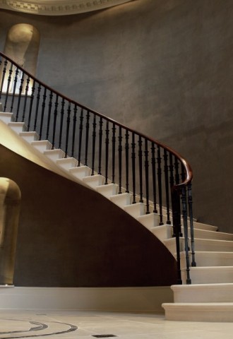 Современная длинная лестница из мрамора (70 фото)