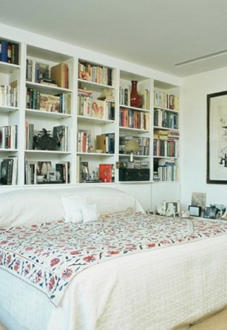 Книжные полки в спальне (70 фото)