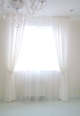 Белые кружевные тюлевые шторы для спальни (65 фото)