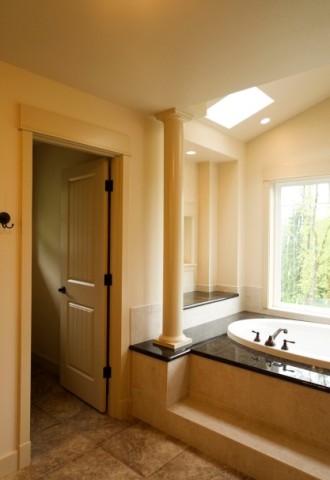Дизайн ванной в частном доме с окном (67 фото)