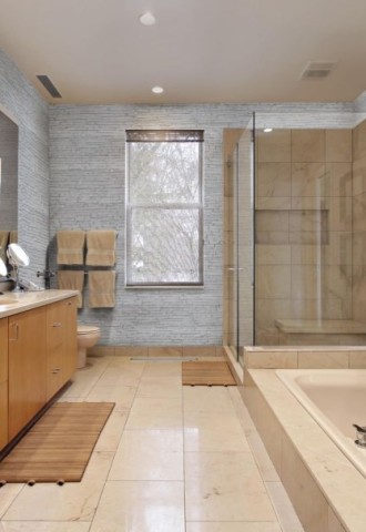 Интерьер большой ванной комнаты совмещенной с туалетом в частном доме (96 фото)