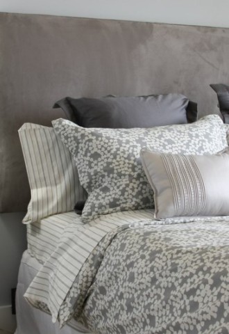 Декоративные подушки в интерьере спальни (85 фото)