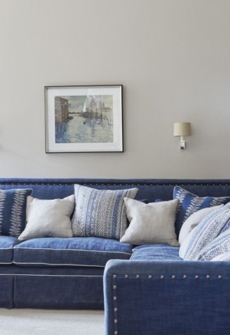 Интерьер гостиной с синим угловым диваном (98 фото)