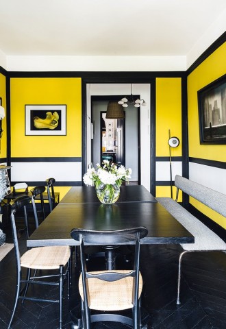 Желтая стена в интерьере гостиной с чем сочетается (95 фото)
