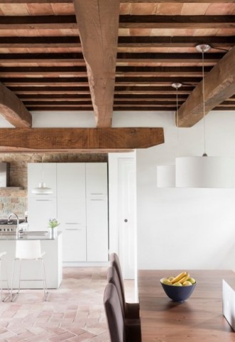 Интерьер с деревянными балками на потолке (58 фото)