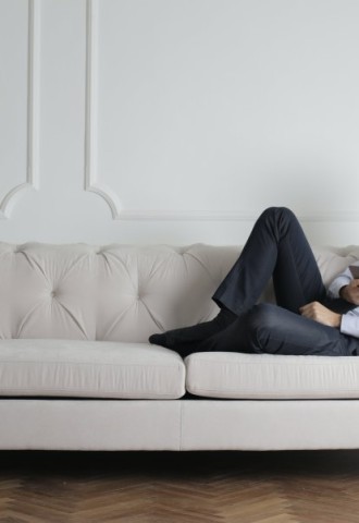 Человек сидящий на диване (57 фото)