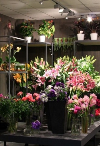 Дизайн интерьера цветочного магазина (72 фото)