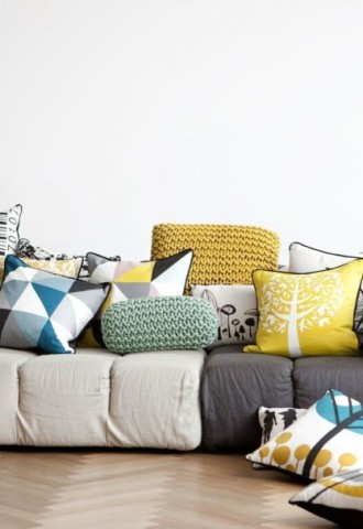 Серый диван с фиолетовыми подушками (67 фото)