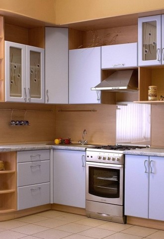 Угловой кухонный гарнитур для маленькой кухни (62 фото)