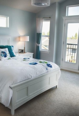 Спальня в голубых тонах с белой мебелью (72 фото)