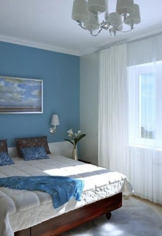 Голубые обои в спальне с белой мебелью (77 фото)