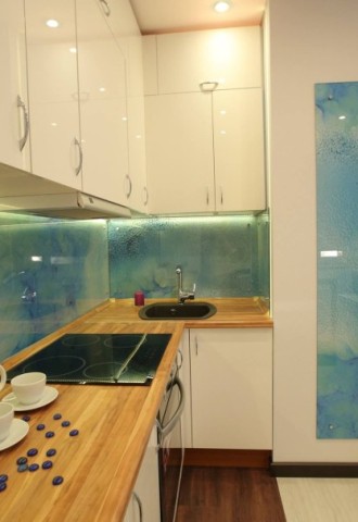 Прозрачная панель на стену на кухне (71 фото)