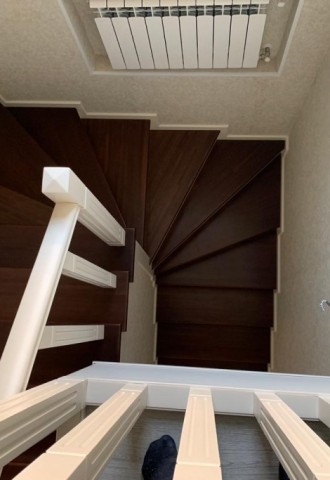 Двухмаршевая лестница на второй этаж в частном доме (66 фото)