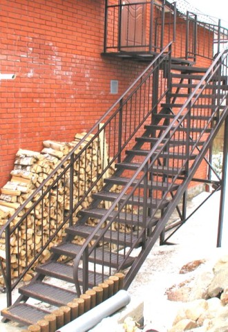 Наружная лестница на второй этаж на даче (69 фото)