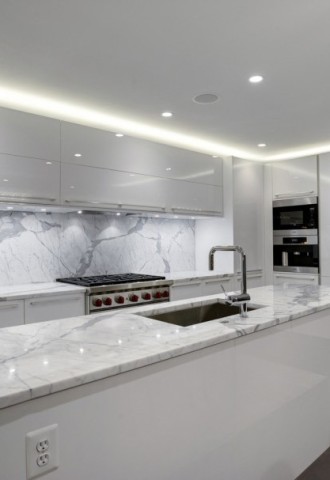 Белая кухня с мраморным фартуком и столешницей (76 фото)