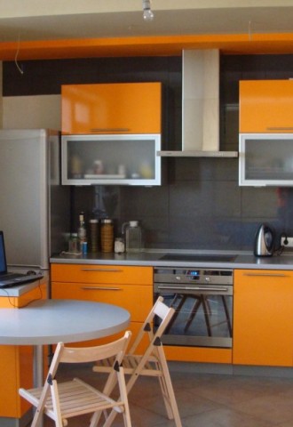 Фотообои в интерьере оранжевой кухни (75 фото)