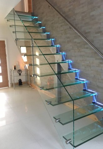 Стеклянные лестницы для дома (72 фото)