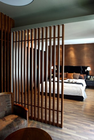 Реечные перегородки в дизайне гостиной спальни (77 фото)