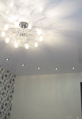 Натяжные потолки для спальни с точечными светильниками (65 фото)