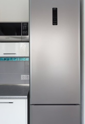 Два холодильника рядом на кухне (77 фото)