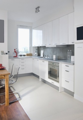 Белая кухня с белой столешницей (95 фото)