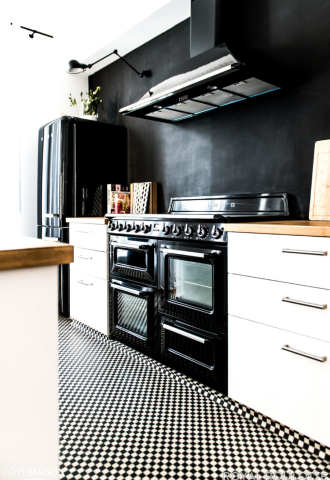 Черная техника на белой кухне в интерьере (98 фото)