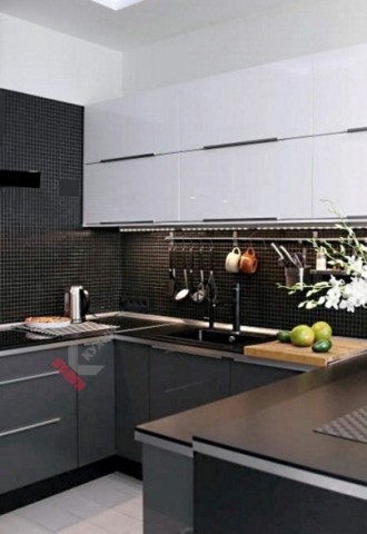 Серая кухня с черной столешницей в интерьере (97 фото)