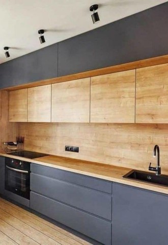 Графитовая кухня с деревянной столешницей в интерьере (91 фото)