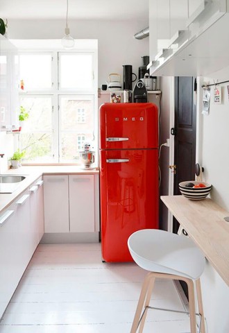 Красный холодильник в интерьере кухни (95 фото)