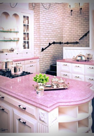 Розовые обои на кухне в интерьере (86 фото)
