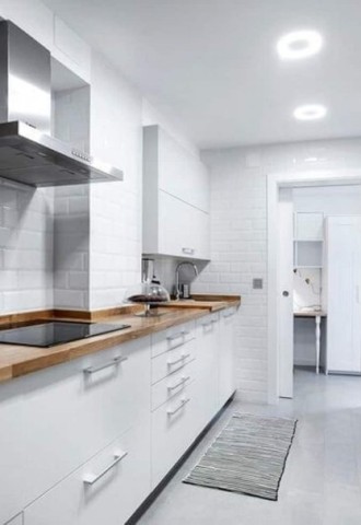 Белые кухни в современном стиле с деревянной столешницей (94 фото)