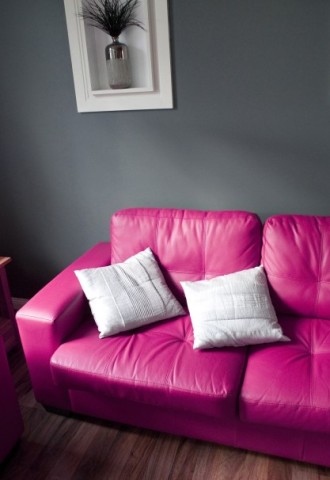 Интерьер с розовым диваном (97 фото)