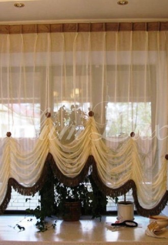 Короткие шторы в интерьере гостиную до подоконника (48 фото)