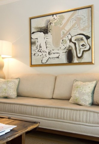 Картина в интерьере гостиной в современном стиле над диваном (53 фото)