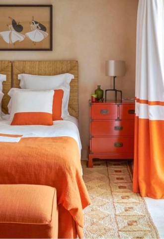 Интерьер с оранжевыми шторами (53 фото)