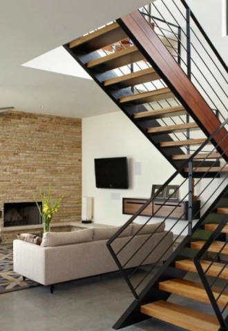 Дизайн лестницы на второй этаж в частном доме из металла (54 фото)