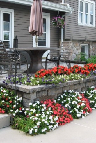 Красиво оформить цветник возле дома своими руками (54 фото)