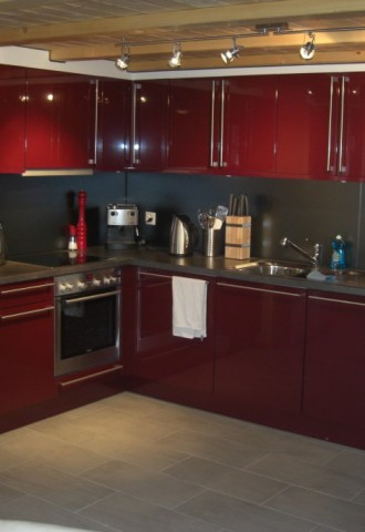 Вишневый цвет в интерьере кухни (57 фото)