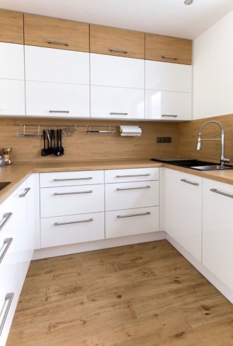 Белая кухня с деревянной столешницей и фартуком под дерево (63 фото)