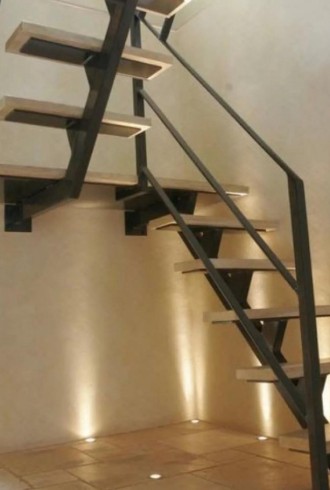 Металлическая лестница на второй этаж (62 фото)