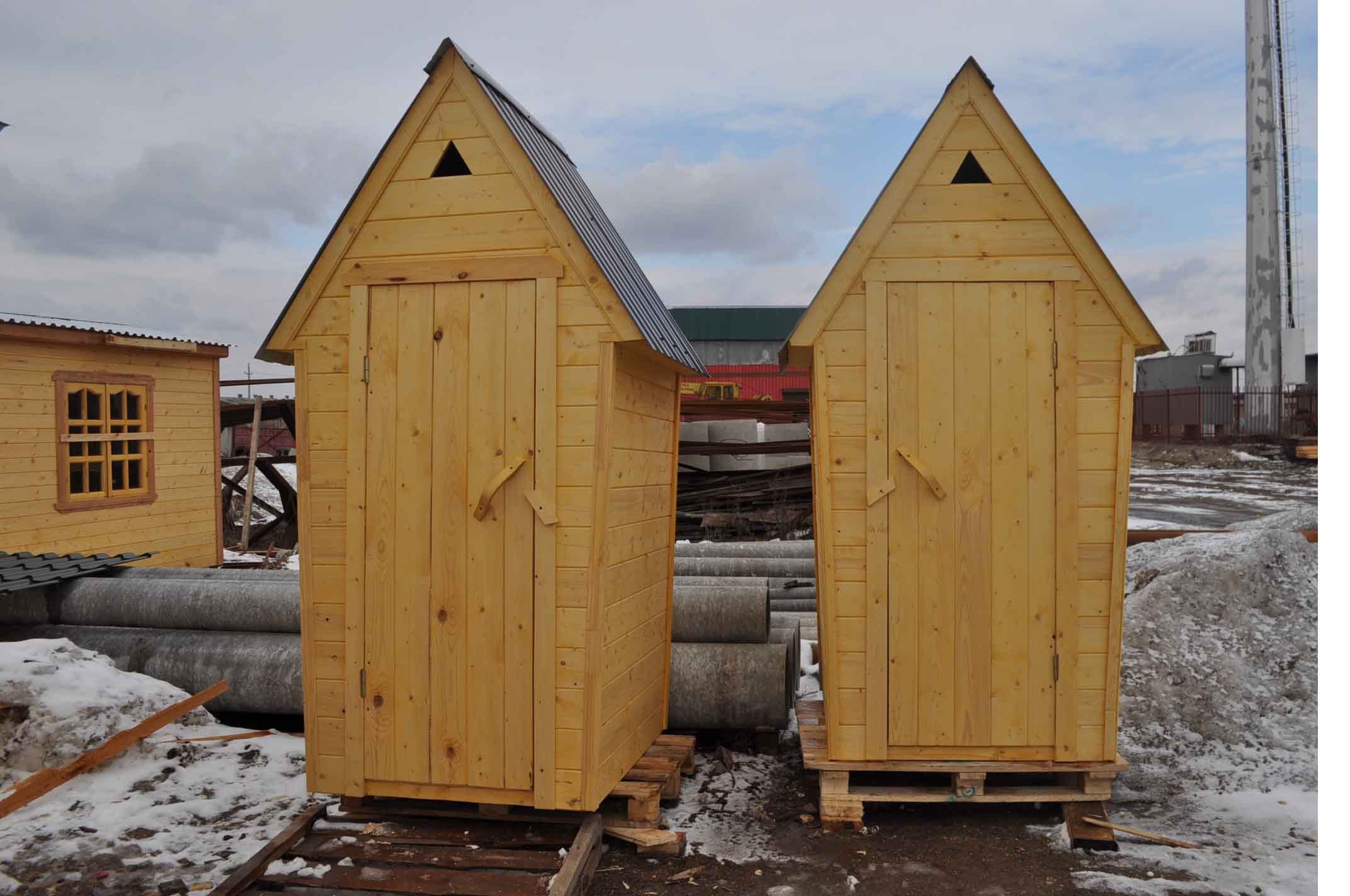 Уличный деревянный туалет цена. Деревянный туалет. Туалет для дачи. Уличный туалет для дачи. Садовый туалет деревянный.
