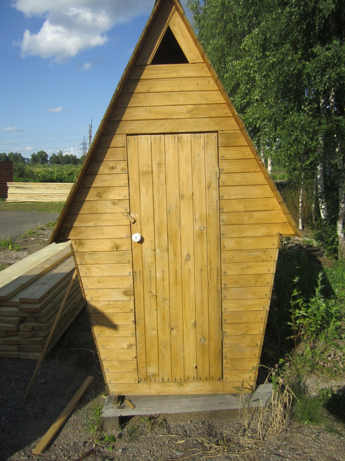 Уличный деревянный туалет цена. Деревянный туалет. Садовый туалет деревянный. Туалет деревянный для дачи. Туалет уличный деревянный.