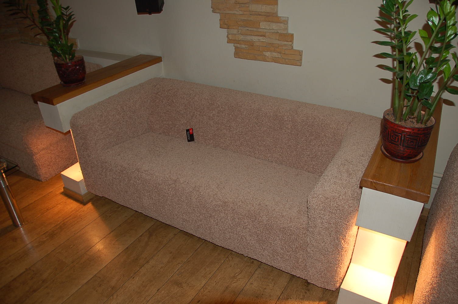 Каким материалом обшить диван