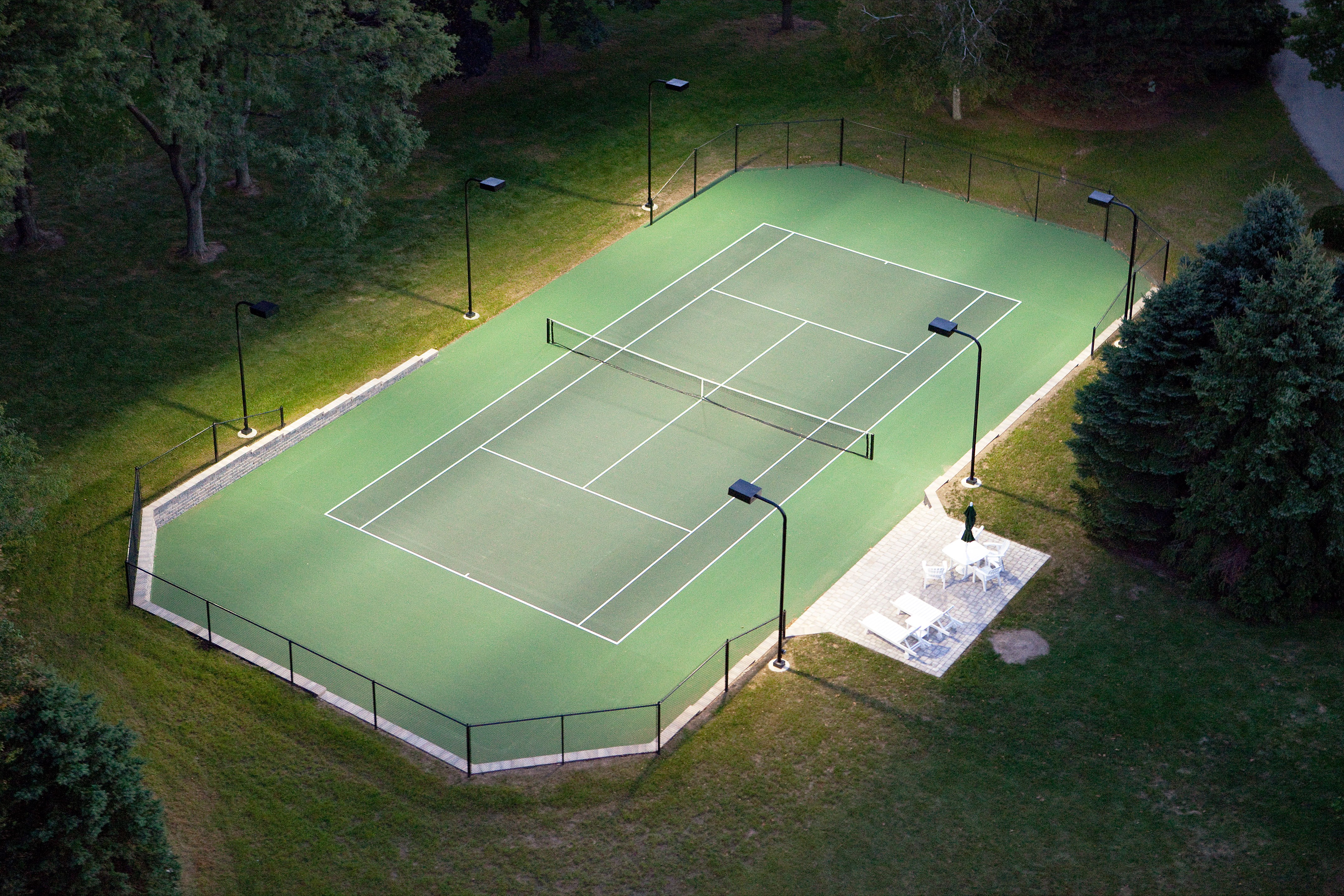Какое поле теннисный. Теннисный корт в Братовщине. Теннисный корт сад им Баумана. Корт теннис 3д забор. Освещение теннисного корта.