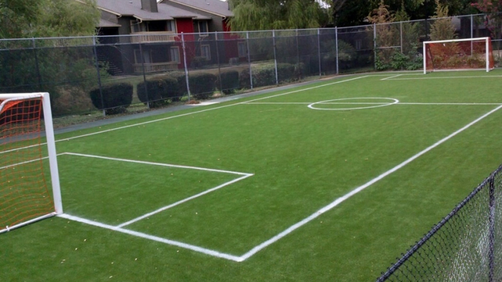 Стадион во дворе. Футбольная площадка. Мини футбольное поле. Искусственный газон для футбольного поля. Мини футбольная площадка.
